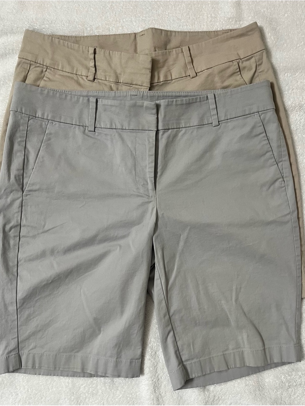 Ann Taylor Two-Pack Boardwalk Shorts in Light Gray and Khaki. Size 8